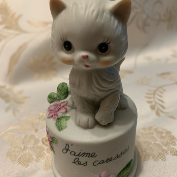 Cute Kitty Figurine on Pedestal w flowers - Picture 6 of 10